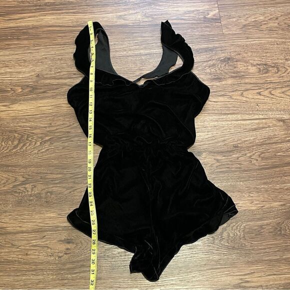 Victoria’s Secret Velvet Women's Romper Black With Criss Cross Straps In Back L - Picture 11 of 15